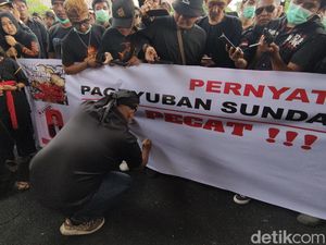 Desak Arteria Dipecat, Demonstran di Cianjur Ancam Boikot PDIP di Pemilu