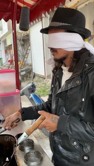 Matanya Ditutup Chef Ini Bisa Bikin Mie Goreng yang Enak