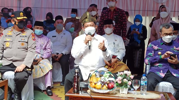 Mendagri Tito Karnavian Tinjau Vaksinasi di Riau