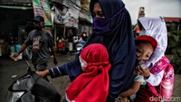 Kepadatan penduduk di Johar Baru itu disebabkan oleh banyaknya warga pendatang yang merantau. Dan tak di sangka-sangka Kecamatan Johar Baru menjadi salah satu penggerak roda ekonomi di Jakarta karena letaknya srategis yang berada di pusat kota Jakarta.