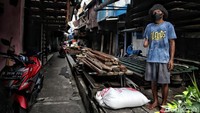 Di Kampung Rawa kawasan Johar Baru ini banyak perajin tempe dan tahu. Di kampung itu mereka berjualan sejak 30 tahun yang lalu dan diwariskan secara turun temurun kepada anak cucu mereka.
