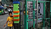 Permukiman padat penduduk tentunya bisa menimbulkan konflik sosial. Karena rendahnya tingkat ekonomi, pendidikan, moral dan juga dari segi demografis wilayah yang tidak manusiawi, tentunya sangat mudah sekali menyulut emosi, melampiaskan kemarahan, kekerasan untuk segala hal apa pun.