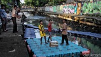 Salah satu cara untuk mengurangi permasalahan sosial dan kepadatan pendududuk di Kecamatan Johar Baru itu adalah dibangunnya hunian vertikal seperti kampung susu, rumah susun atau kampung deret vertikal. Sayangnya masih banyak penolakan dari warga yang ada disana karena dinilai dapat menganggu usaha mereka.