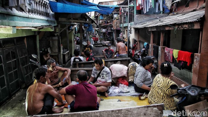 Kecamatan Johar Baru adalah salah satu pemukiman terpadat di Ibu Kota bagian Jakarta Pusat. Johar Baru memiliki luas wilayah 239 kilometer persegi. Bahkan kecamatan ini disebut sebagai salah satu pemukiman terpadat di Asia Tenggara.