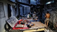 Karena itu juga yang membuat jadwal tidur mereka harus bergantian saking tak tak ada tempat lagi untuk beristirahat. Bahkan, saking penuhnya, ada juga warga yang tidur diatas kali (saluran pembuangan) yang sengaja dibuat seperti bale untuk istirahat warga disana.