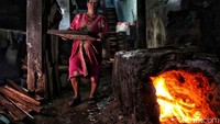 Memang saat ini Johar Baru memiliki masalah kepadatan penduduk. Masalah ini tentunya menimbulkan permasalahan lain yakni kenakalan remaja, kualitas SDM rendah, kesenjangan ekonomi dan pengangguran, lingkungan padat dan kumuh, serta permasalahan kesehatan yang seringkali terjadi banjir di kawasan tersebut.
