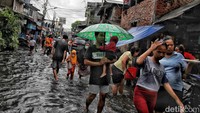 Bahkan ada beberapa rumah tinggal disana yang berisikan dan ditempati oleh dua kepala keluarga (KK) dengan jumlah 8-10 orang untuk satu rumah. Pemukiman padat itu juga berdampak dengan tingkat pendidikan yang rendah dan meningkatnya jumlah pengangguran disana. Sehingga membuat psikologis warga disana cepat sekali marah dan menyebabkan seringnya tawuran.