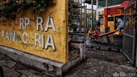Khususnya untuk anak-anak yang memiliki ruang bermain terbatas. Seperti terlihat di RPTRA Rawa Ceria di Kampung Rawa yang hanya memiliki luas 700m2. Sehingga membuat anak-anak harus bergantian jika ingin bermain di RPTRA itu.