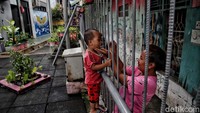 Bahkan banyak warga disana yang sekolahnya tidak selesai seperti hanya tamatan SD bahkan untuk tamatan SMA saja masih sedikit. Dan dampaknya sangat sulit bagi mereka untuk diterima bekerja di pemerintahan sebagai PNS atau di perusahaan swasta.