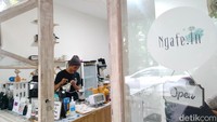 Barista tengah melakukan proses pembuatan kopi dengan teknik manual brewing di kedai kopi ngafein, Bintaro, Tangerang Selatan, Jumat (21/1/2021).