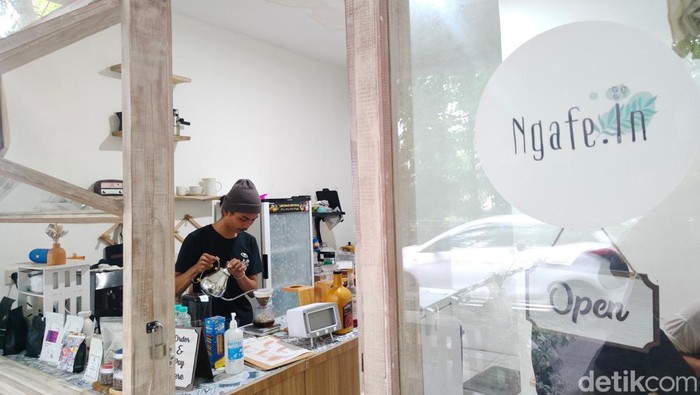 Menikamati secangkir kopi kekinian tak melulu harus di tempat estetik yang luas. Salah satunya bisa di tempat sederhana seperti foto-foto berikut ini.