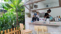 Kedai kopi sederhana yang terletak di Jalan Perkutut, Bintaro ini menawarkan suasana rumahan untuk dinikmati kopi.