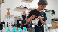 Barista tengah melakukan proses pembuatan kopi dengan teknik manual brewing.