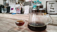 Selain menjual minuman, tempat ini juga menjual cemilan seperti kentang dan pisang goreng.