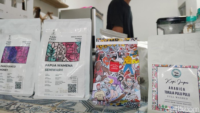 Menikmati Secangkir Kopi di Tempat Sederhana Menikamati secangkir kopi kekinian tak melulu harus di tempat estetik yang luas. Salah satunya bisa di tempat sederhana seperti foto-foto berikut ini, Jumat, (21/1/2022).