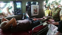 Budi mengaku terharu melihat para lansia antusias divaksin meski harus dijemput menggunakan motor bahkan ambulans.