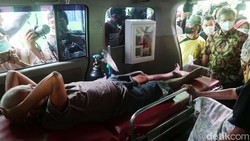 Menteri Kesehatan Budi Gunadi Sadikin meninjau vaksinasi jimpitan plus di Bambanglipuro, Bantul. Budi mengaku terharu dengan gelaran vaksinasi massal tersebut.