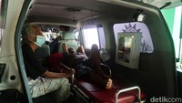 Salah seorang lansia yang terbaring di dalam mobil ambulans menunggu giliran mendapatkan vaksinasi.