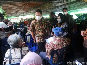 Kegiatan Vaksin Jimpitan Plus di Bantul Bikin Menkes Budi Terharu