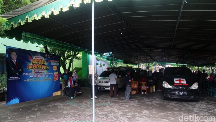 Menteri Kesehatan Budi Gunadi Sadikin meninjau vaksinasi jimpitan plus di Bambanglipuro, Bantul, Jumat (21/1). Budi mengaku terharu dengan gelaran vaksinasi massal tersebut.