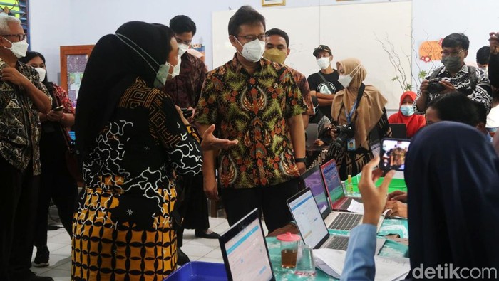 Menteri Kesehatan Budi Gunadi Sadikin meninjau vaksinasi jimpitan plus di Bambanglipuro, Bantul, Jumat (21/1). Budi mengaku terharu dengan gelaran vaksinasi massal tersebut.