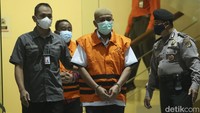 Hakim Itong Isnaeni ditahan bersama Panitera Pengganti pada PN Surabaya Hamdan dan Pengacara Hendro Kasiono, berserta barang bukti uang Rp140 juta dalam pecahan rupiah yang diduga suap sebagai tanda jadi awal untuk penanganan perkara permohonan pembubaran PT Soyu Giri Primedika (SGP) di PN Surabaya.