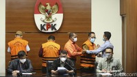 Saat konferensi pers berlangsung, Itong sempat menyela dan berbalik badan menyebut semuanya omong kosong.