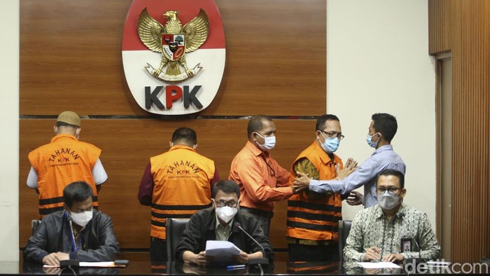 Momen Hakim Itong Bantah Omongan Wakil Ketua KPK Hakim Pengadilan Negeri (PN) Surabaya, Jawa Timur (Jatim) Itong Isnaeni Hidayat membantah omongan pimpinan KPK saat menggelar konferensiΒ pers di Gedung Merah Putih, Jakarta, Kamis (20/1/2022) malam.