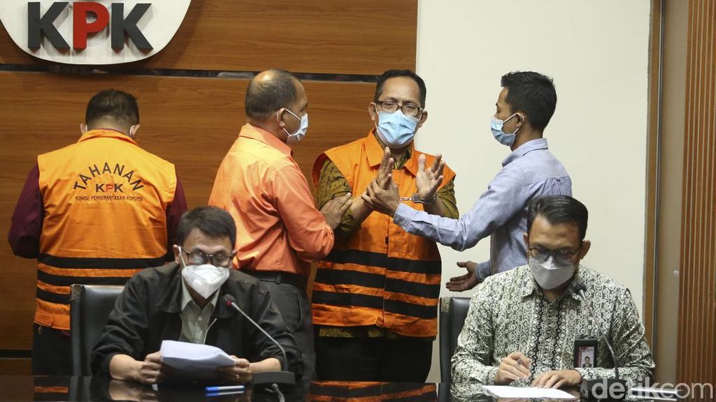 Aksi Hakim Itong Bantah Pimpinan KPK di Jumpa Pers Penetapan Tersangka