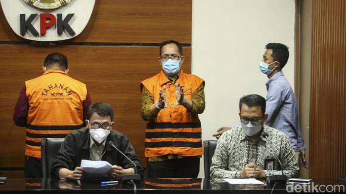 Momen Hakim Itong Bantah Omongan Wakil Ketua KPK Hakim Pengadilan Negeri (PN) Surabaya, Jawa Timur (Jatim) Itong Isnaeni Hidayat membantah omongan pimpinan KPK saat menggelar konferensiΒ pers di Gedung Merah Putih, Jakarta, Kamis (20/1/2022) malam.