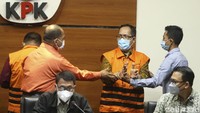 Kedua petugas pengawal tahanan akhirnya turun tangan menanangkan Itong untuk tetap tenang dan membuat gaduh. KPK menetapkan tiga orang tersangka dalam Operasi Tangkap Tangan (OTT) terkait dugaan tindak pidana korupsi berupa suap pengurusan perkara di PN Surabaya Jawa Timur.