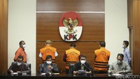Itong menyebut apa yang disampaikan Nawawi dalam konferensi pers itu omong kosong. Ini omong kosong gitu ya, ndak benar semua, ujarnya.