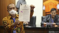 Petugas menunjukkan surat pemberhentian sementara pada jumpa pers Operasi Tangkap Tangan (OTT) Hakim Pengadilan Negeri (PN) Surabaya di gedung KPK, Jakarta, Kamis (20/1/2022). 