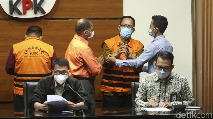 Hakim Pengadilan Negeri (PN) Surabaya, Jawa Timur (Jatim) Itong Isnaeni Hidayat membantah omongan pimpinan KPK saat menggelar konferensi pers di Gedung Merah Putih, Jakarta, Kamis (20/1/2022) malam.