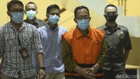 KPK menetapkan hakim Pengadilan Negeri (PN) Surabaya, Itong Isnaeni Hidayat sebagai tersangka suap penanganan perkara hubungan industrial. Dia diduga menerima suap Rp 140 juta dari yang dijanjikan sebesar Rp 1,3 miliar untuk mengurus perkara tersebut.
