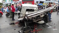 Selain itu truk tersebut juga membuat sejumlah kendaraan ringsek parah.  