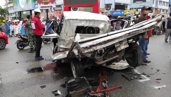 Petugas mengevakuasi truk tronton bernomor plat KT 8534 AJ setelah mengalami kecelakaan di Turunan Rapak, Jalan Soekarno-Hatta, Balikpapan, Jumat (21/1/2022). Kecelakaan yang diduga karena truk mengalami rem blong itu mengakibatkan lima orang tewas. ANTARA FOTO/HO/Novi A/pras/nym.