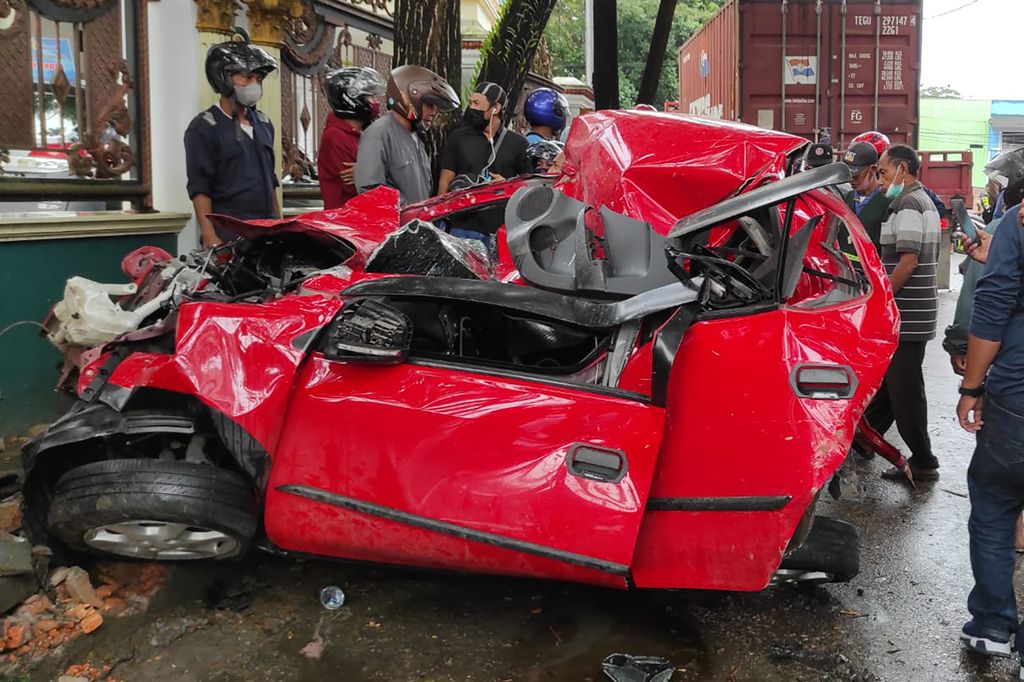 Petugas mengevakuasi truk tronton bernomor plat KT 8534 AJ setelah mengalami kecelakaan di Turunan Rapak, Jalan Soekarno-Hatta, Balikpapan, Jumat (21/1/2022). Kecelakaan yang diduga karena truk mengalami rem blong itu mengakibatkan lima orang tewas. ANTARA FOTO/HO/Novi A/pras/nym.