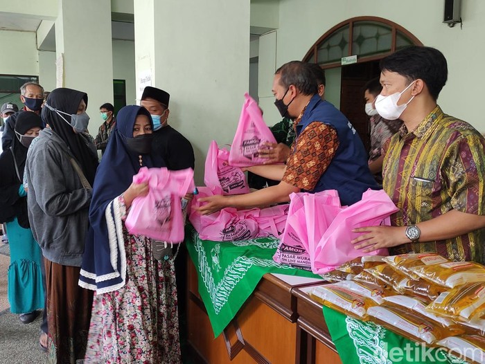 Operasi pasar minyak goreng digelar PCNU Kota Malang. Masyarakat bisa membeli satu liter minyak goreng seharga Rp 12.500.