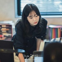 Menyusul popularitas Our Beloved Summer, Kim Da Mi menjadi artis Korea yang paling banyak dibicarakan pada urutan kedua menurut Good Data Corporation. Urutan pertama ditempati oleh lawan mainnya, Choi Woo Shik. Foto: dok. SBS