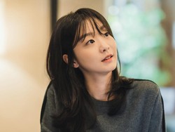 8 Potret Kim Da Mi, Kekasih Choi Woo Shik di Drakor Our Beloved Summer