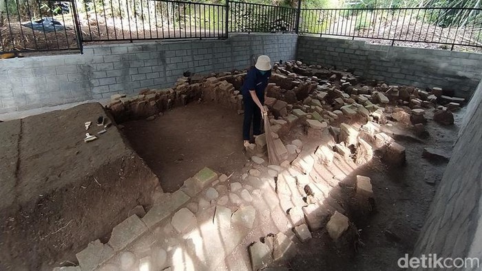 Pelaksanaan kerja bakti di Situs Sendang kawasan Candi Pawon, Magelang.