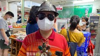 Ternyata sosok Ko Aheng, suami Ie Suan tak kalah cetar. Ia memilih gaya nyentrik dengan menggunakan banyak perhiasan batu akik.