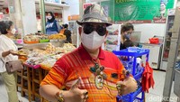 Ko Aheng juga sesekali terlihat mengawasi operasional kantin yang sudah berdiri sejak 10 tahun ini. Ia menjalankan bisnis keluarganya dengan suka cita.