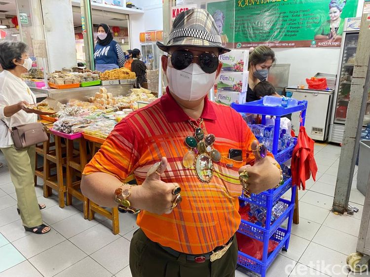 Kantin Ie Suan di ITC Mangga Dua Viral Berkat Penjualnya yang Nyentrik