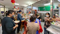 Kantin Ie Suan buka setiap hari mulai pukul 10.00-17.00 WIB. Sepanjang hari, kantin ini ramai dikunjungi pembeli. Namun pada jam-jam makan siang, jumlah pengunjungnya terlihat jauh lebih padat. 