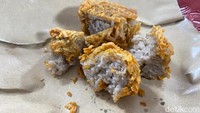 Kalau ke sini wajib cicip uyen (Rp 12 ribu), talas goreng yang tampilannya serupa bakso goreng. Lapisan luarnya renyah, sedangkan dalamnya lembut dan gurih. Uyen makin enak dinikmati dengan siraman sambal kacang maupun sambal tauco yang agak asam.
