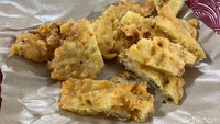 Gorengan bakwan (Rp 10 ribu) yang simpel juga sayang dilewatkan. Paling enak ketika sudah dipotong-potong dan disiram sambal kacang.