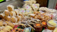Menu yang ditawarkan kebanyakan makanan dan jajanan khas Pontianak. Jumlahnya sekitar 60 jenis. 