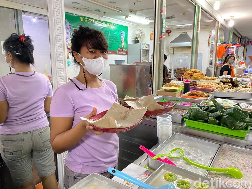 Penjualnya Cetar, Kantin Ie Suan Jual Jajanan Pontianak Enak di ITC Mangga Dua
